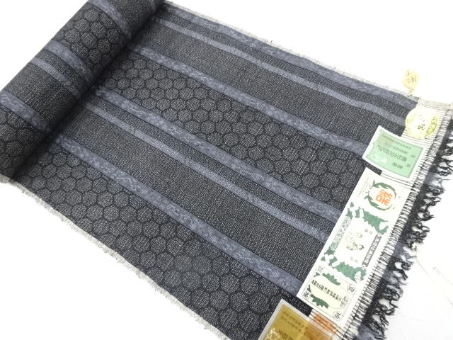 B反　重要無形文化財　本場結城紬100亀甲　縞に花唐草模様織り出し　着尺反物